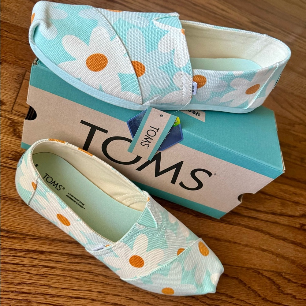 NWT 💖 TOMS Alpagarta Soft Blue Retro Floral Print Shoes